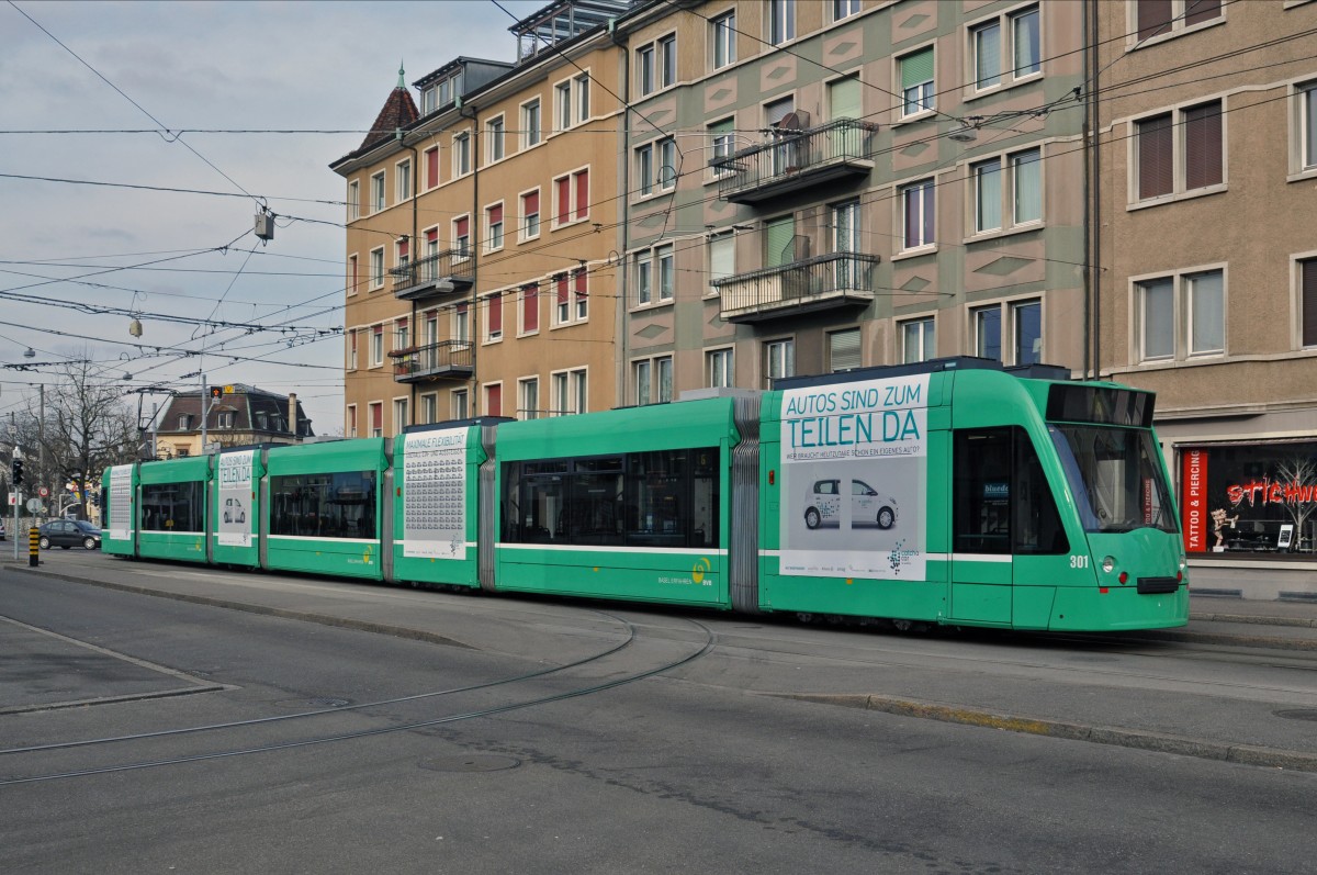 Be 6/8 Combino 301 auf der Linie 6 mit einer Teilwerbung für Catcha Car an der Haltestelle Morgartenring. Die Aufnahme stammt vom 04.02.2015.