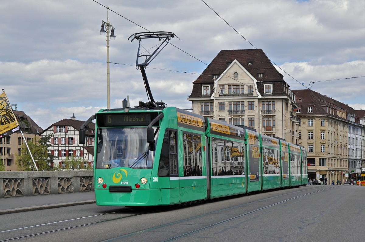 Be 6/8 Combino 301 auf der Linie 6 überquert die Mittlere Rheinbrücke. Die Aufnahme stammt vom 18.04.2015.