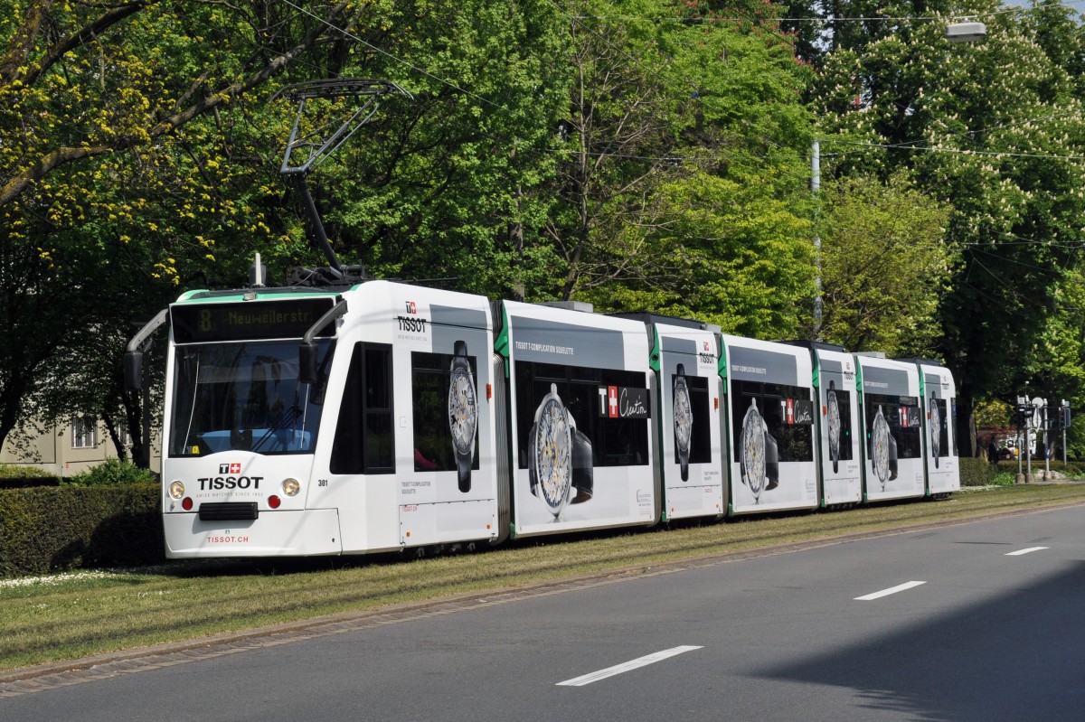 Be 6/8 Combino 301 mit der Tissot Werbung auf der Linie 8 im Aeschengraben, kurz vor dem Bahnhof SBB. Die Aufnahme stammt vom 24.04.2014.