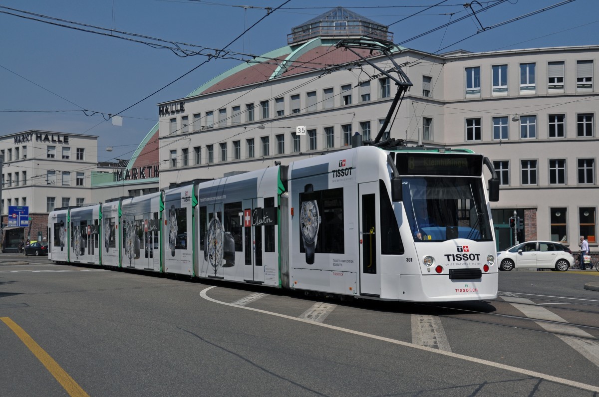 Be 6/8 Combino 301 mit der Tissot Werbung auf der Linie 8 kurz vor dem Bahnhof SBB. Die Aufnahme stammt vom 24.04.2014.
