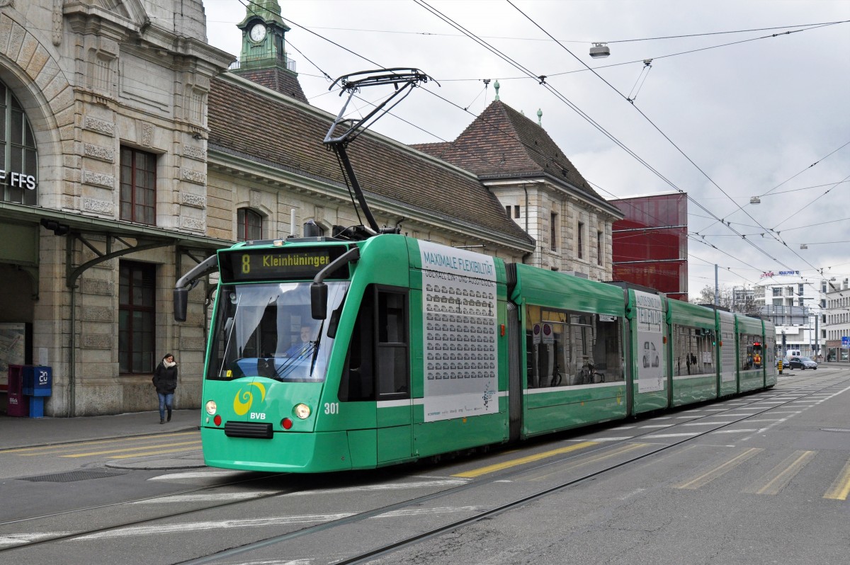 Be 6/8 Combino 301 mit einer Teilwerbung für CATCHA CAR auf der Linie 8 fährt zur Haltestelle Bahnhof SBB. Die Aufnahme stammt vom 03.02.2015.