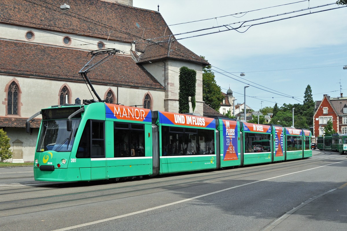Be 6/8 Combino 301, mit einer Seitenwerbung  Im Fluss , auf der, wegen einer Großbaustelle in der Innerstadt umgeleiteten Linie 8, fährt vom Wettsteinplatz zum Kunstmuseum. Die Aufnahme stammt vom 08.08.2015.