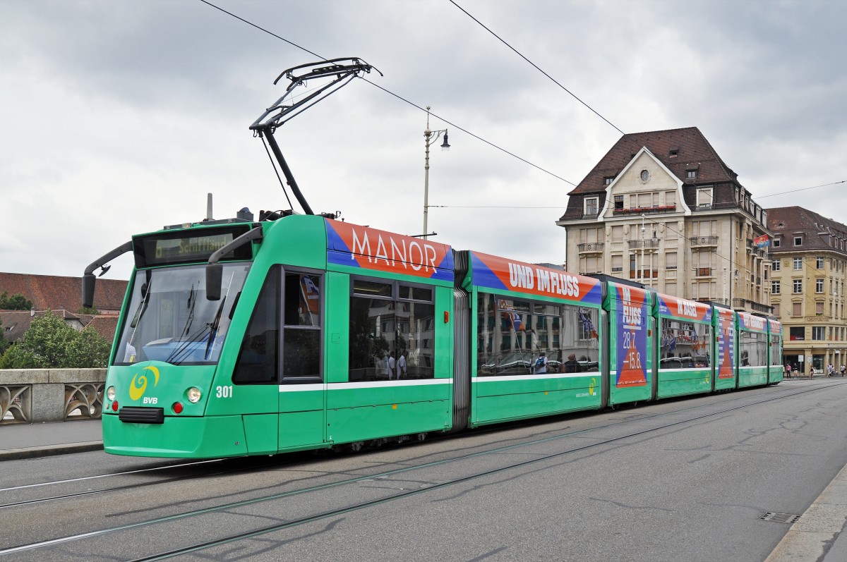 Be 6/8 Combino 301, mit einer Seitenwerbung  Im Fluss , auf der Verkürzten Linie 6 überquert die Mittlere Rheinbrücke. Die Aufnahme stammt vom 09.08.2015.