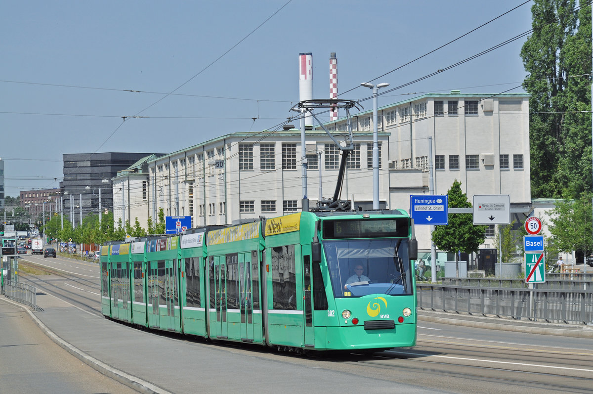 Be 6/8 Combino 302, auf der Linie 6, überquert die Dreirosenbrücke. Die Aufnahme stammt vom 22.06.2017.