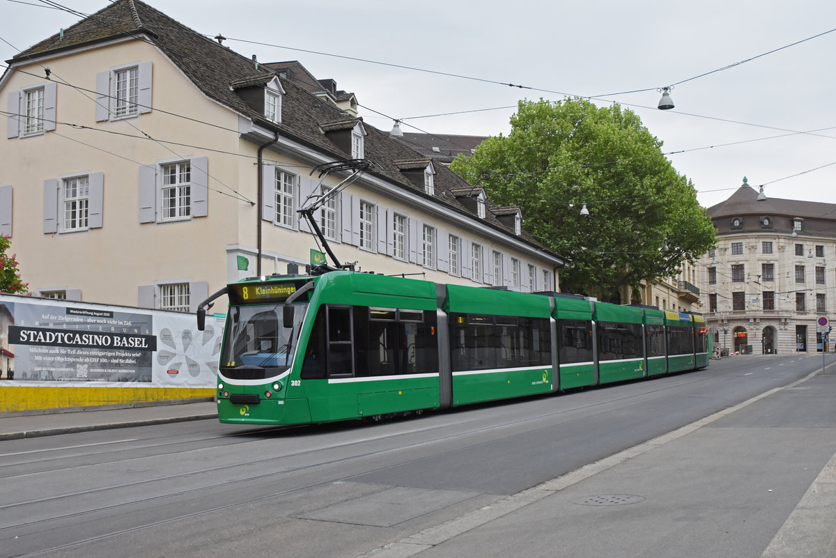 Be 6/8 Combino 302, auf der Linie 8, fährt den Steinenberg hinunter zur Haltestelle Barfüsserplatz. Die Aufnahme stammt vom 26.04.2020.