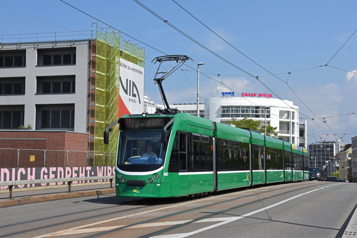 Be 6/8 Combino 302, auf der Linie 2, fährt zur Haltestelle IWB. Die Aufnahme stammt vom 03.05.2022.