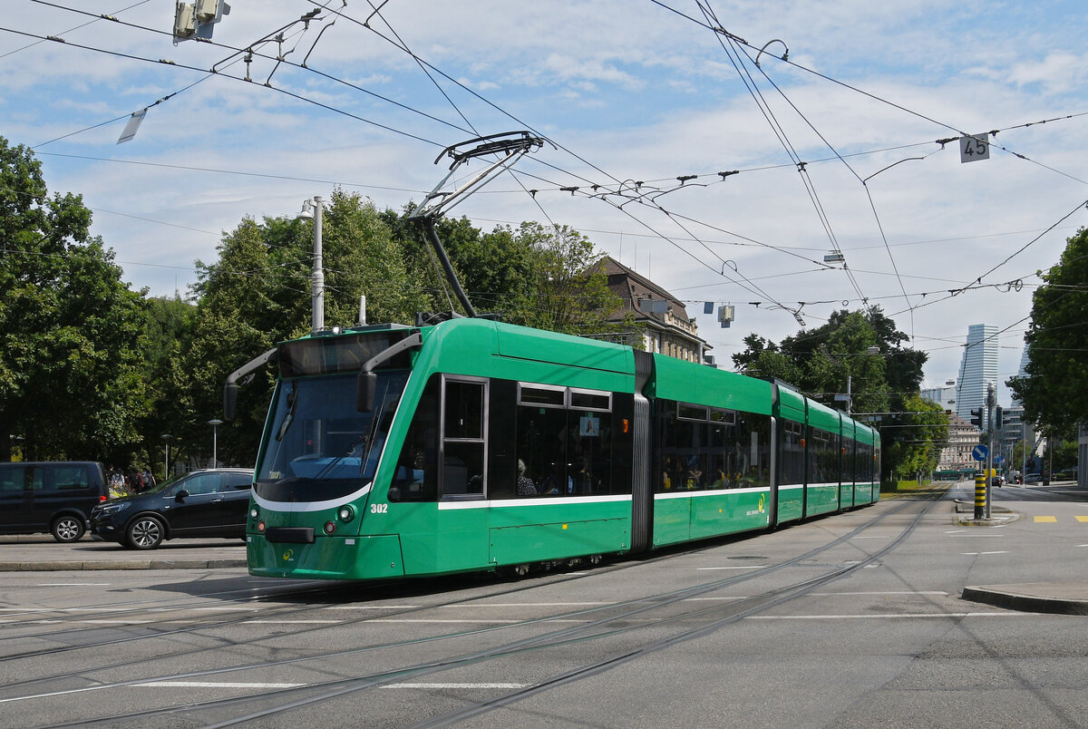 Be 6/8 Combino 302, auf der Linie 8, fährt am 14.07.2025 zur Haltestelle am Bahnhof SBB. Aufnahme Basel.