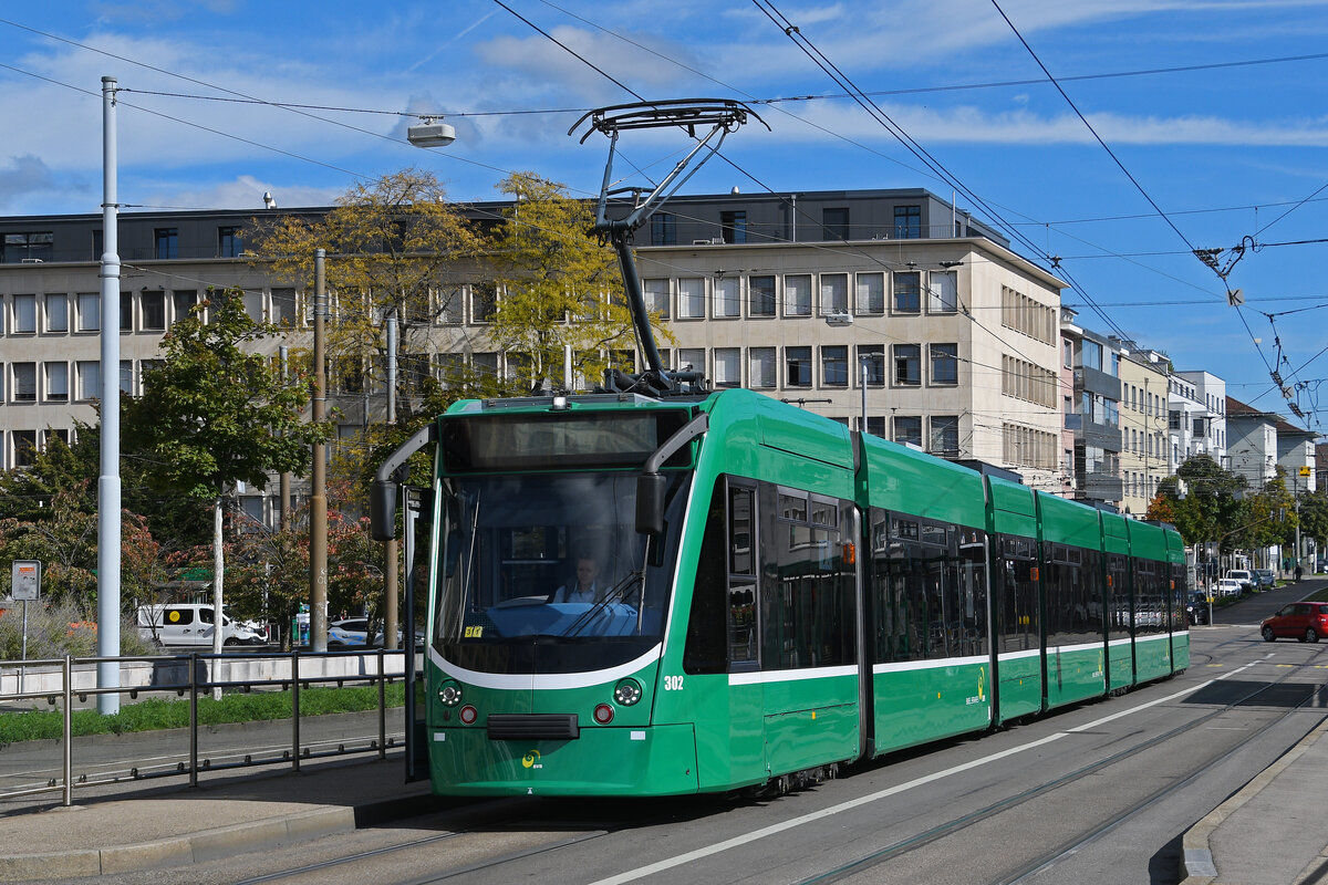 Be 6/8 Combino 302, auf der Linie 1, wartet am 07.10.2025 an der Haltestelle Dreirosenbrücke. Aufnahme Basel.