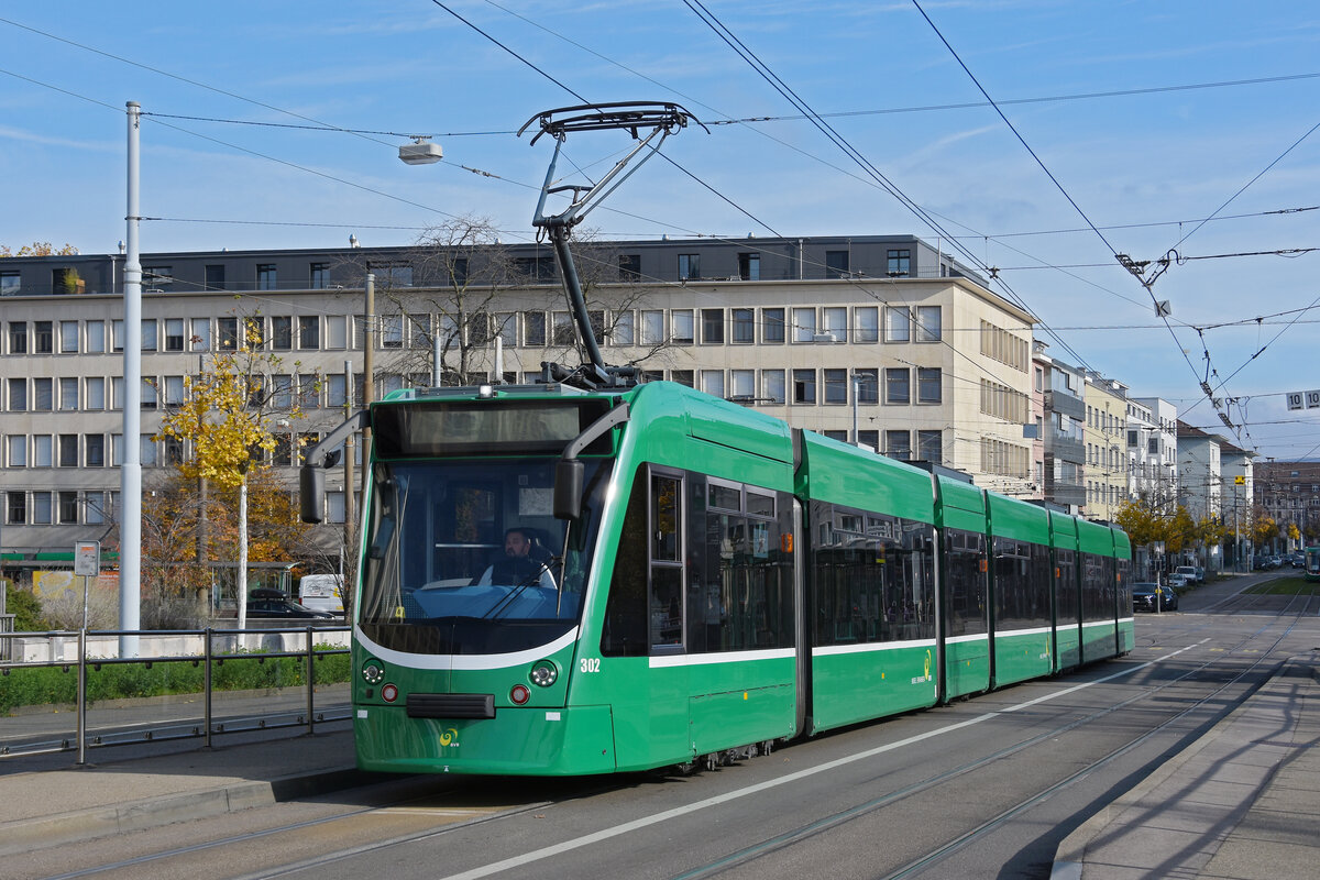 Be 6/8 Combino 302, auf der Linie 1, bedient am 10.11.2025 die Haltestelle Dreirosenbrücke. Aufnahme Basel.