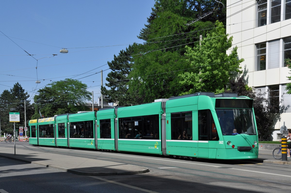 Be 6/8 Combino 302 auf der Linie 8 bedient die Haltestelle CIBA. Die Aufnahme stammt vom 11.06.2014.
