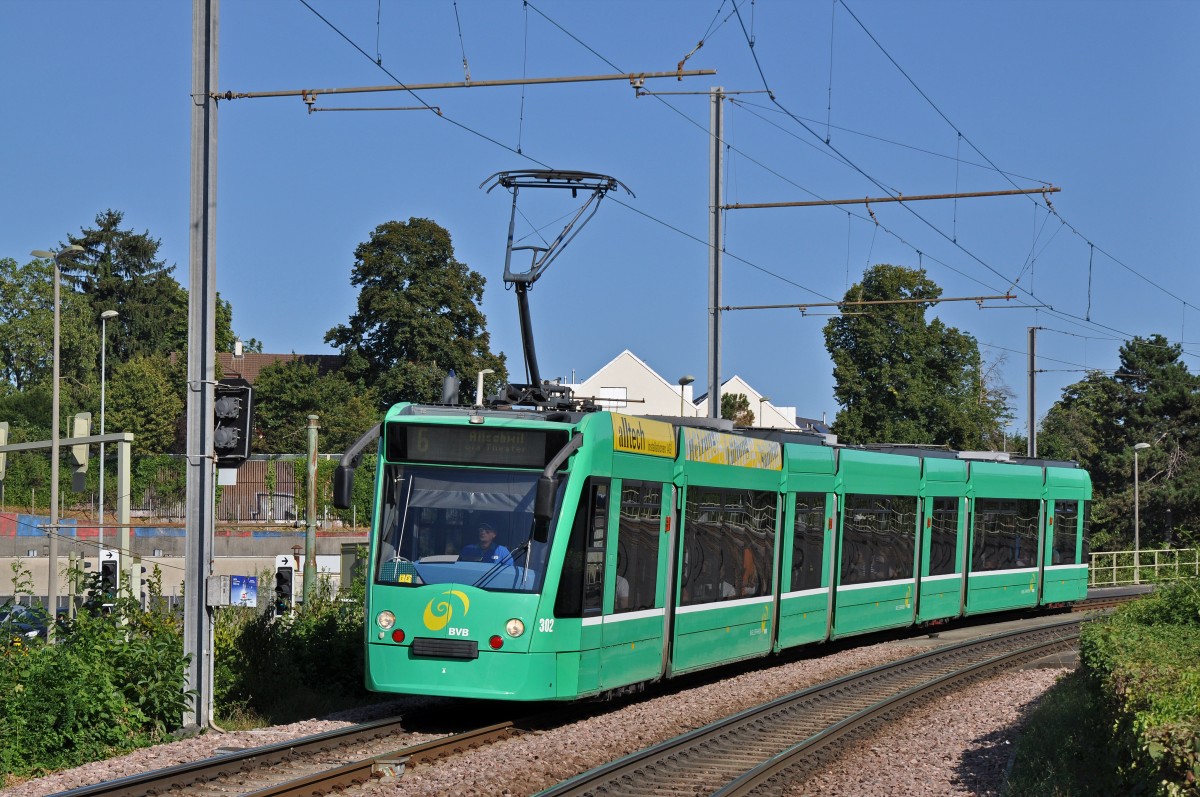 Be 6/8 Combino 302, auf der Linie 6 kurz vor der Haltestelle St. Jakob. Die Linie 6 fährt wahrend einer Großbaustelle in der Innerstadt von Pratteln via Theater nach Allschwil und als Linie 14 von Allschwil nach Muttenz/Pratteln. Die Aufnahme stammt vom 05.08.2015.
