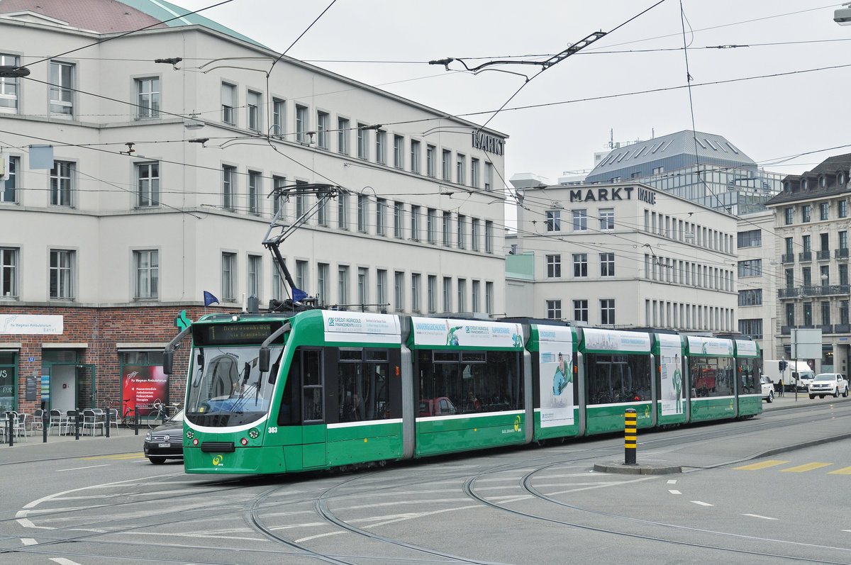 Be 6/8 Combino 303, auf der Linie 1, verlässt die Haltestelle Markthalle. Die Aufnahme stammt vom 24.03.2017.