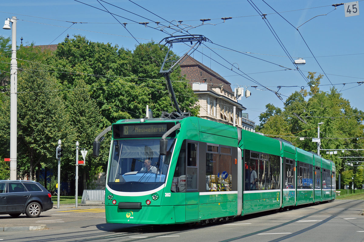 Be 6/8 Combino 303, auf der Linie 8, fährt zur Haltestelle am Bahnhof SBB. Die Aufnahme stammt vom 29.08.2017.