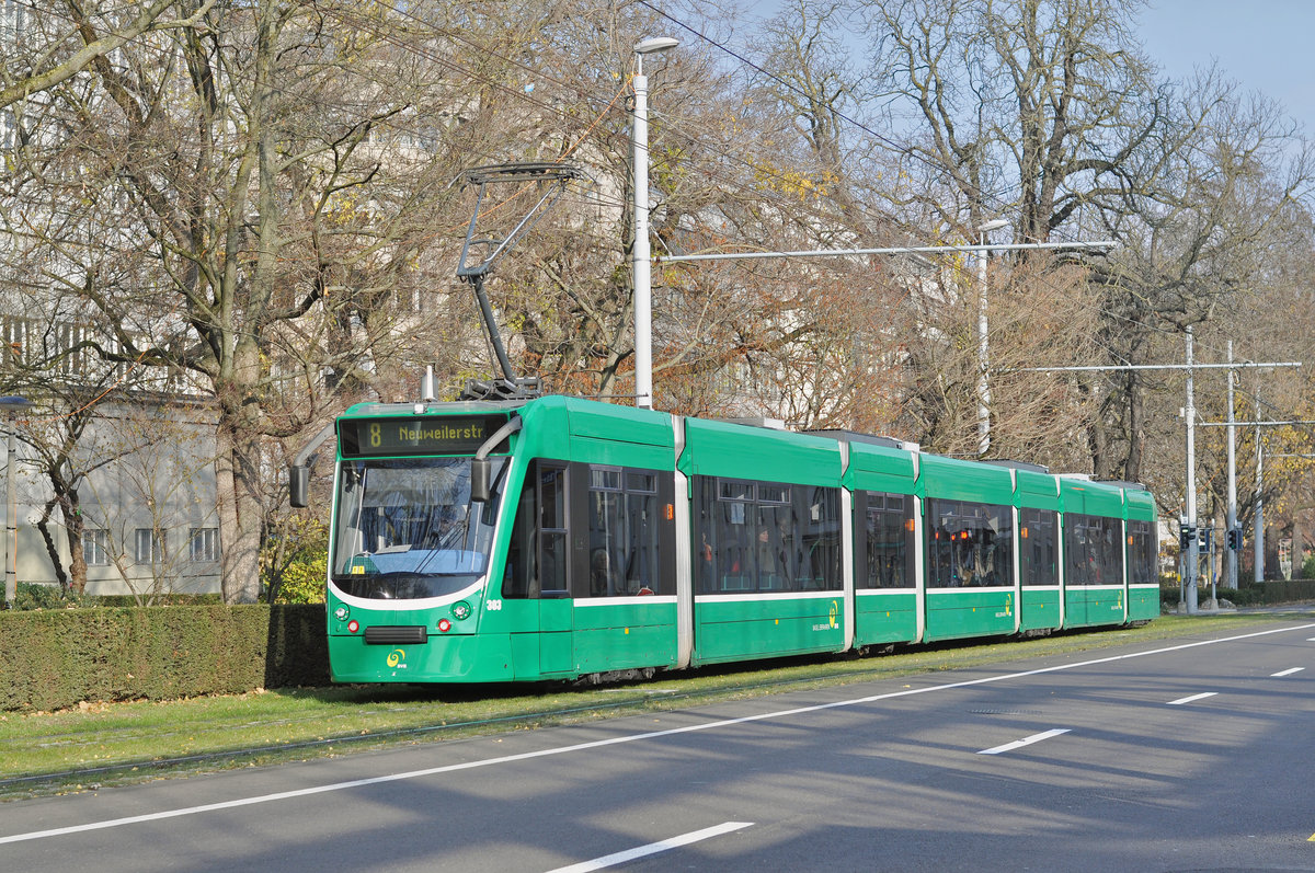 Be 6/8 Combino 303, auf der Linie 8, fährt zur Haltestelle am Bahnhof SBB. Die Aufnahme stammt vom 03.12.2017.