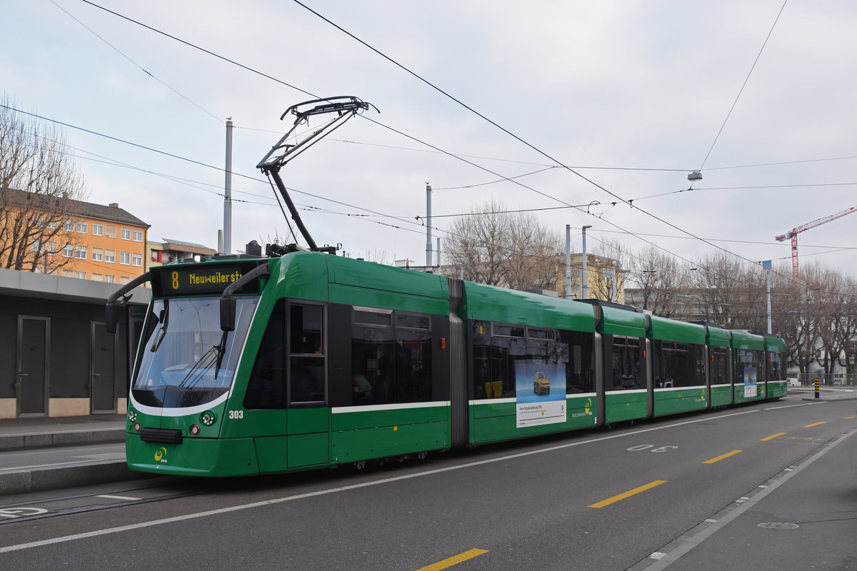 Be 6/8 Combino 303, auf der Linie 8, bedient die Haltestelle Kleinhüningen. Die Aufnahme stammt vom 15.12.2018.