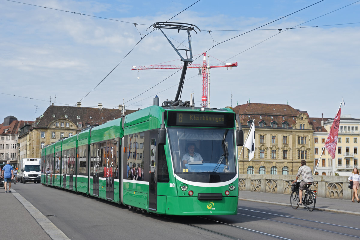 Be 6/8 Combino 303, auf der Linie 8, überquert die Mittlere Rheinbrücke. Die Aufnahme stammt vom 27.07.2019.