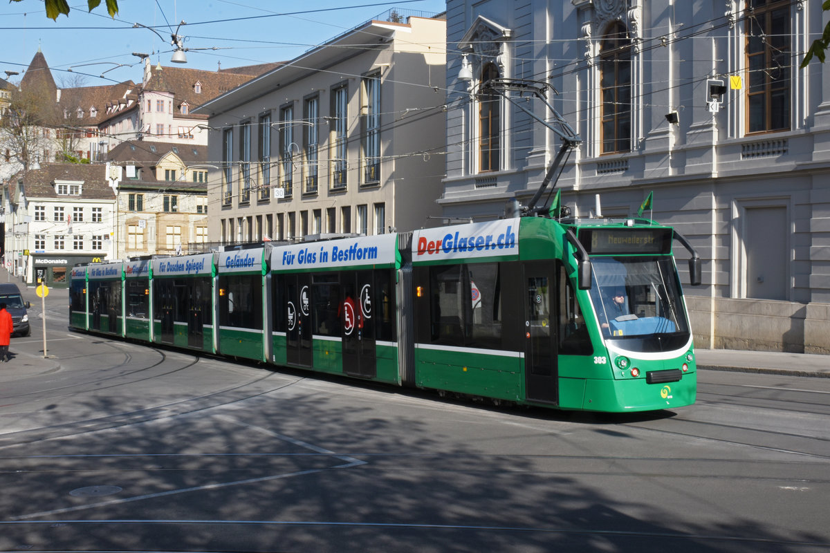 Be 6/8 Combino 303, auf der Linie 8, fährt den Steinenberg hoch zur Haltestelle Bankverein. Die Aufnahme stammt vom 07.04.2020.