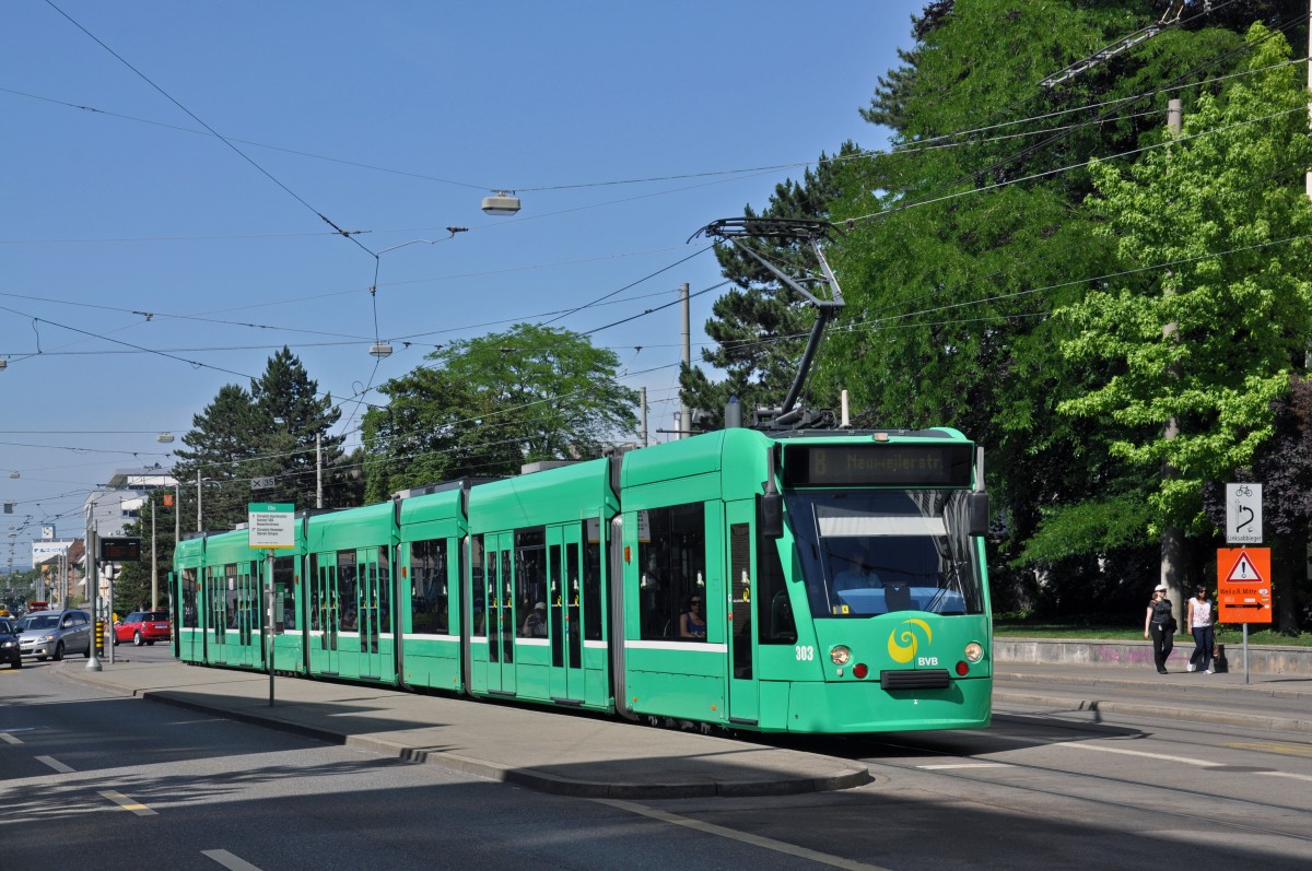 Be 6/8 Combino 303 auf der Linie 8 bedient die Haltestelle CIBA. Die Aufnahme stammt vom 11.06.2014.