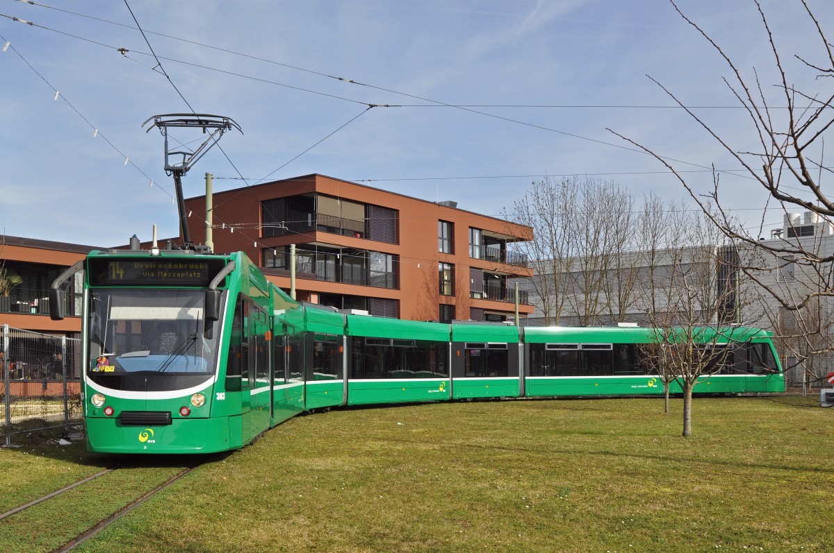 Be 6/8 Combino 303 auf der Linie 14, wendet in der Schlaufe bei Pratteln. Die Aufnahme stammt vom 06.02.2016.