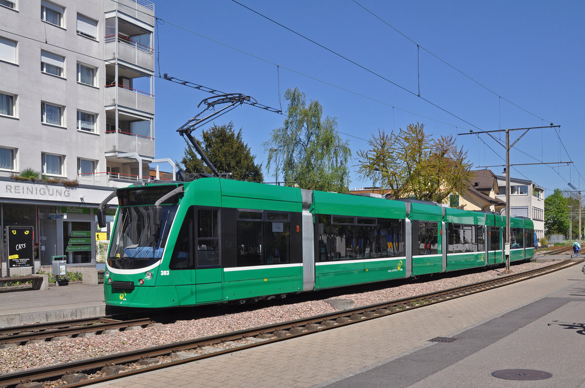 Be 6/8 Combino 303, auf der Linie 14 wartet an der Endhaltestelle in Pratteln. Die Aufnahme stammt vom 05.05.2016.