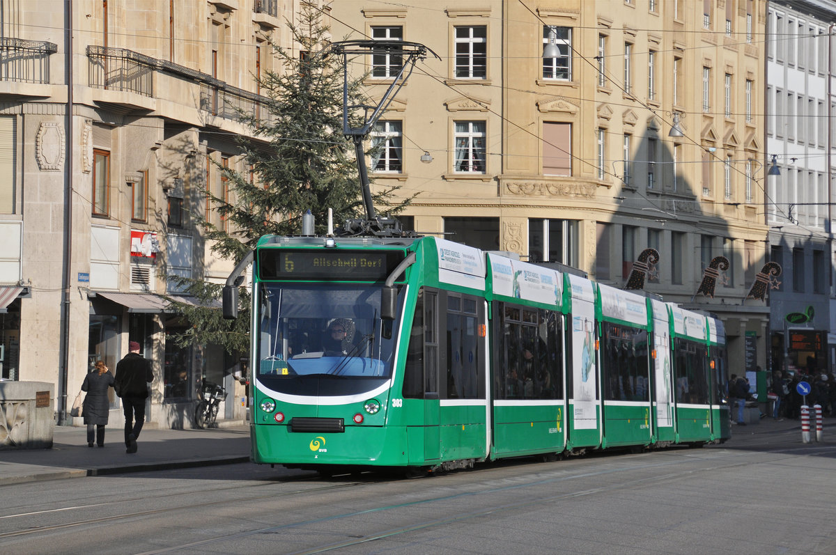 Be 6/8 Combino 303, auf der Linie 6, überquert die Mittlere Rheinbrücke. Die Aufnahme stammt vom 21.12.2016.