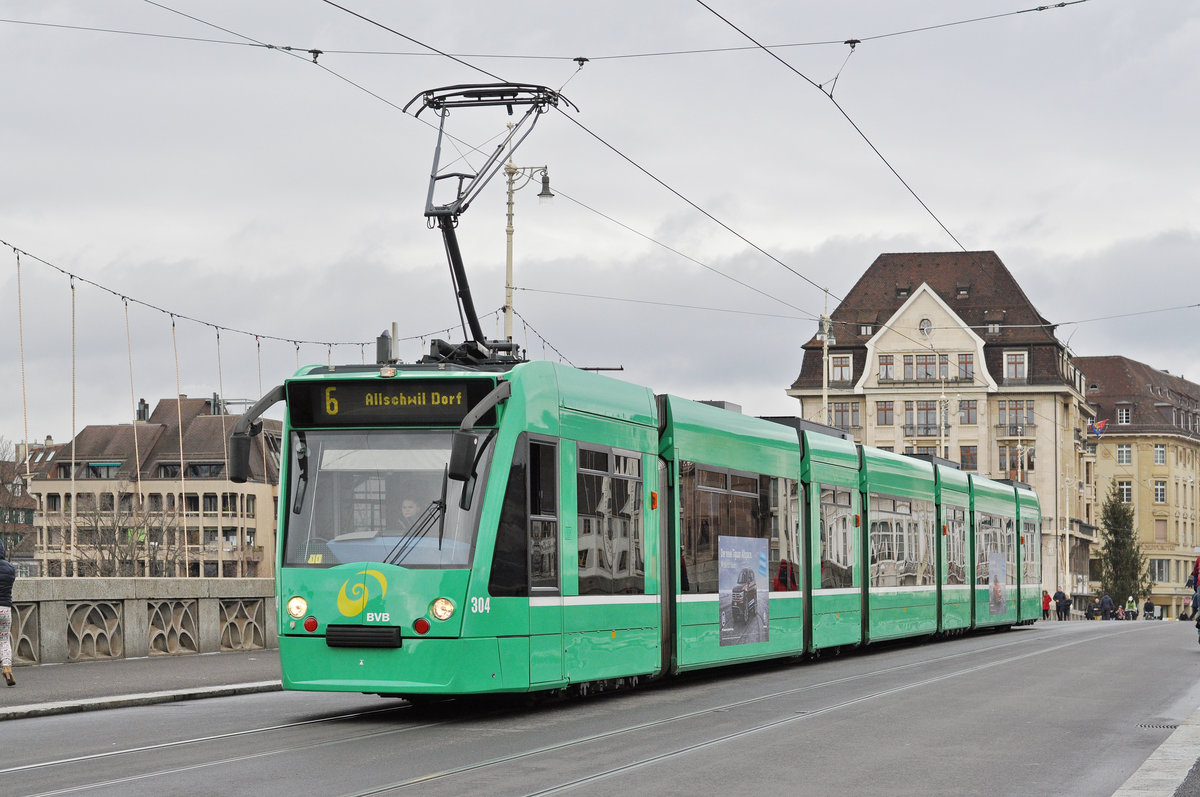 Be 6/8 Combino 304, auf der Linie 6, überquert die Mittlere Rheinbrücke. Die Aufnahme stammt vom 29.11.2017.