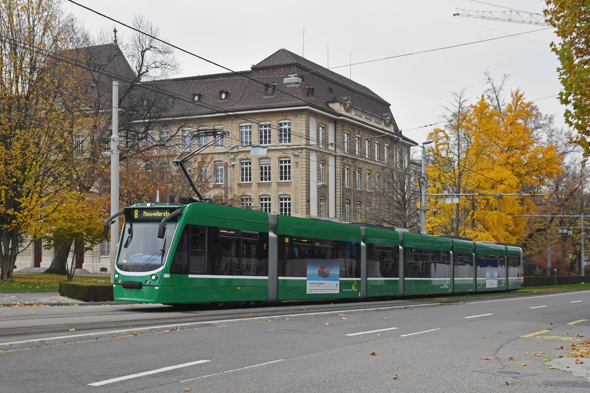 Be 6/8 Combino 304, auf der Linie 8, fährt zur Haltestelle am Bahnhof SBB. Die Aufnahme stammt vom 17.11.2018.