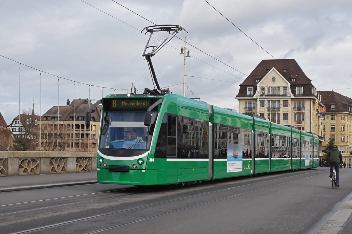 Be 6/8 Combino 304, auf der Linie 8, überquert die Mittlere Rheinbrücke. Die Aufnahme stammt vom 04.12.2018.