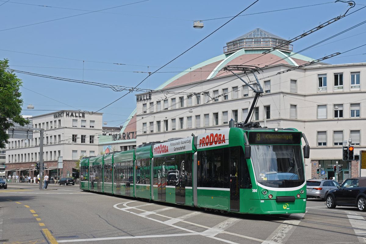 Be 6/8 Combino 304, auf der Linie 8, fährt zur Haltestelle am Bahnhof SBB. Die Aufnahme stammt vom 02.07.2019.
