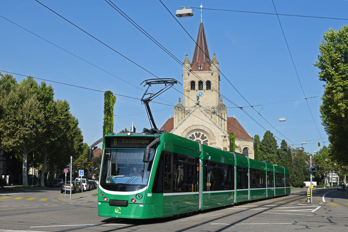 Be 6/8 Combino 304, auf der Linie 8, fährt zur Haltestelle ZOO Bachletten. Im Hintergrund steht die Paulus Kirche. Die Aufnahme stammt vom 27.08.2019.
