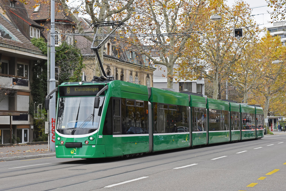 Be 6/8 Combino 304, auf der Linie 8, verlässt die Haltestelle Schützenhaus. Die Aufnahme stammt vom 19.11.2019.
