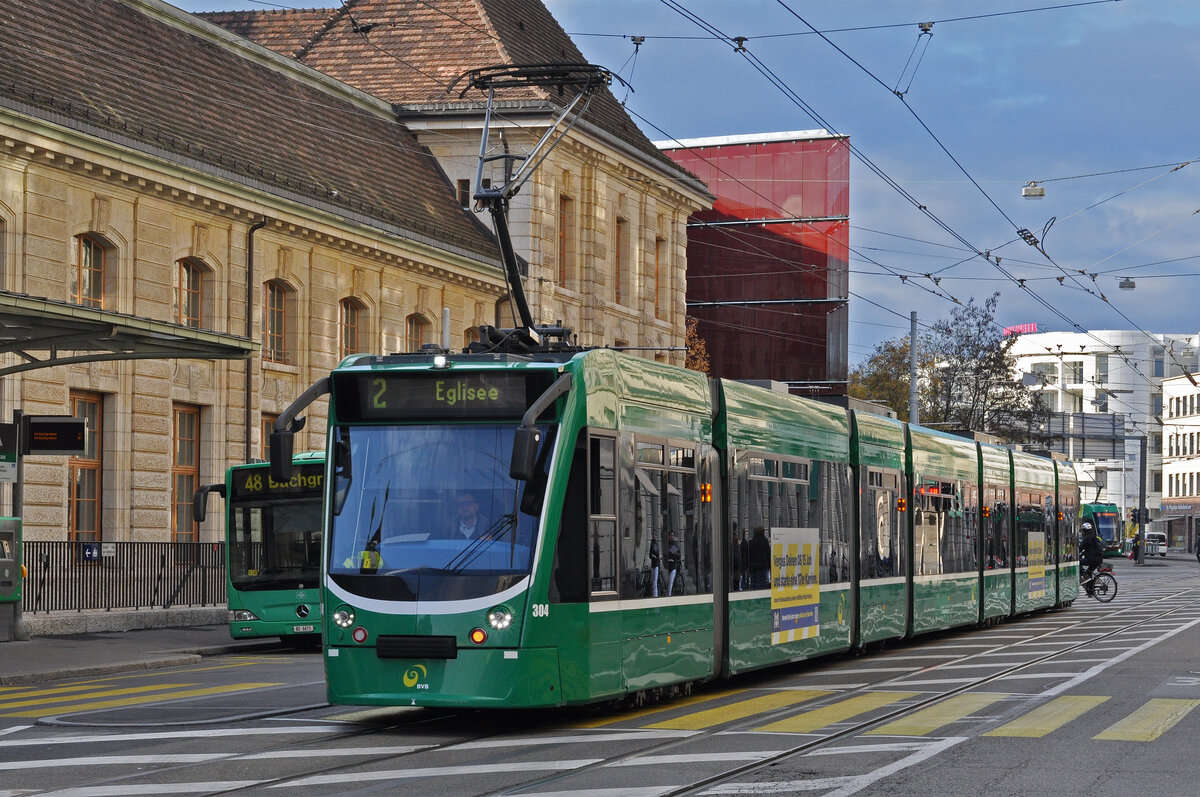 Be 6/8 Combino 304, auf der Linie 2, fährt am 05.12.2022 zur Haltestelle am Bahnhof SBB.