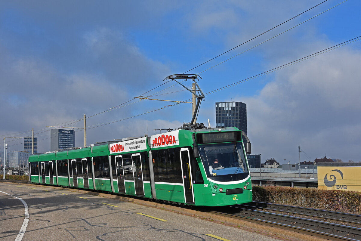 Be 6/8 Combino 304, auf der wegen einer Grossbaustelle umgeleiteten Linie 14, fährt am 18.11.2025 zur Endstation beim Depot Dreispitz. Aufnahme Basel.