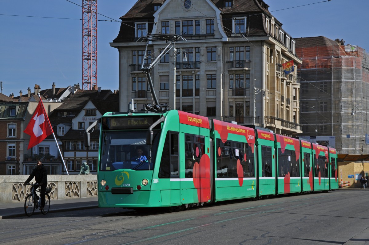 Be 6/8 Combino 304 auf der Linie 6 auf der Mittleren Rheinbrücke. Die Aufnahme stammt vom 18.03.2014.