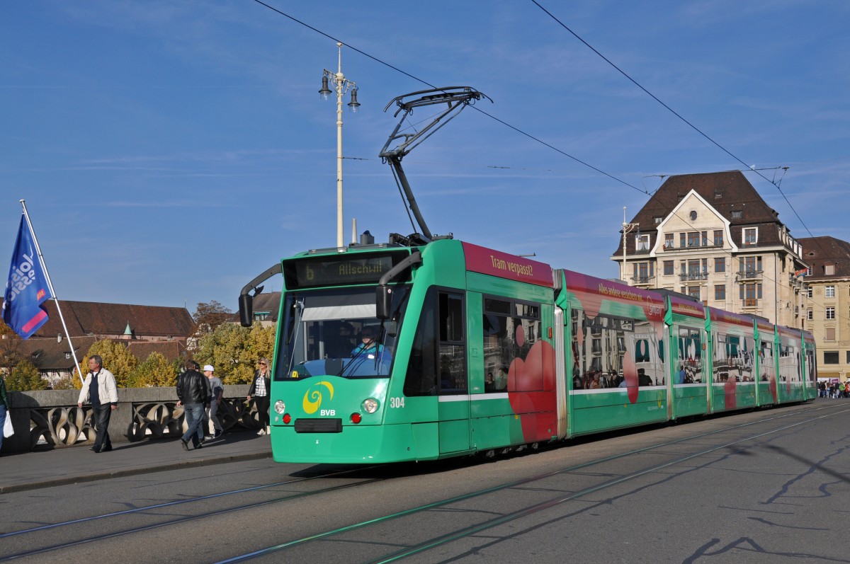 Be 6/8 Combino 304 auf der Linie 6 überquert die Mittlere Rheinbrücke. Die Aufnahme stammt vom 02.11.2014.