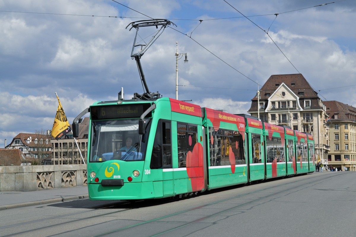 Be 6/8 Combino 304 auf der Linie 6 überquert die Mittlere Rheinbrücke. Die Aufnahme stammt vom 05.04.2015.