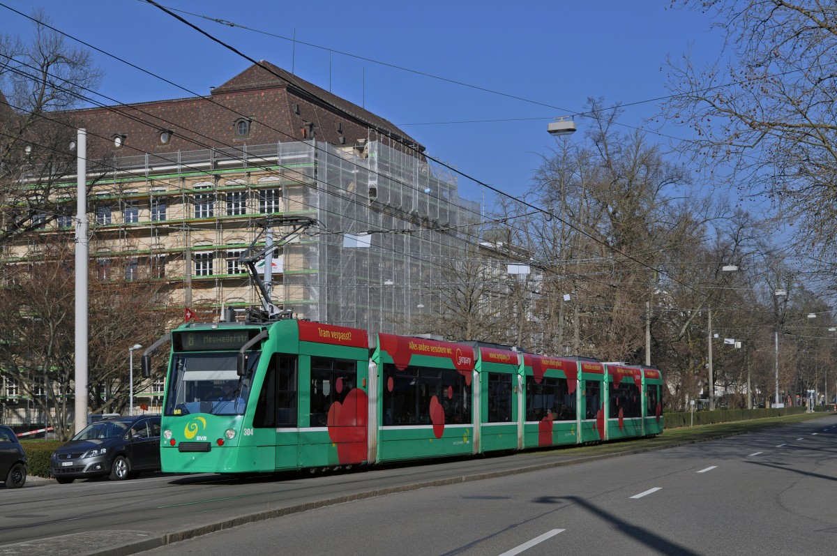 Be 6/8 Combino 304 auf der Linie 8 fährt zur Haltestelle am Bahnhof SBB. Die Aufnahme stammt vom 12.02.2015.