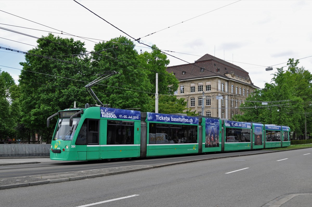 Be 6/8 Combino 304, mit einer Teilwerbung für das Basler Tattoo 2015, auf der Linie 8 kurz vor der Haltestelle am Bahnhof SBB. Die Aufnahme stammt vom 07.05.2015.