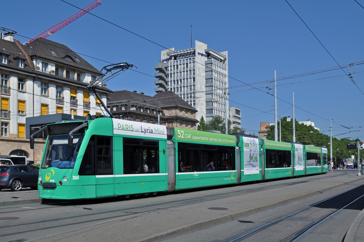 Be 6/8 Combino 304, mit einer Teilwerbung für  Paris mit Lyria Mini , auf der Linie 6, bedient die Haltestelle Badischer Bahnhof. Die Aufnahme stammt vom 15.07.2015.
