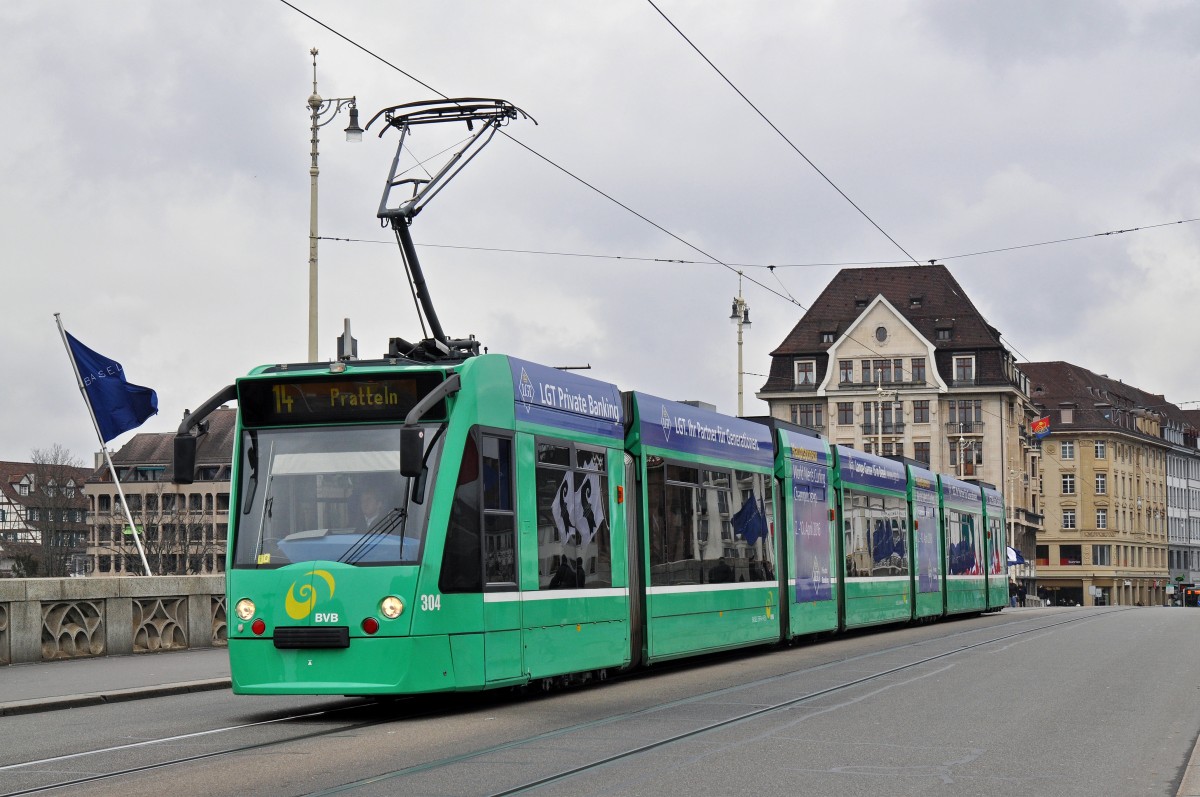 Be 6/8 Combino 304, mit einer Teilwerbung für LGT Private Banking, auf der Linie 14, überquert die Mittlere Rheinbrücke. Die Aufnahme stammt vom 08.03.2016.