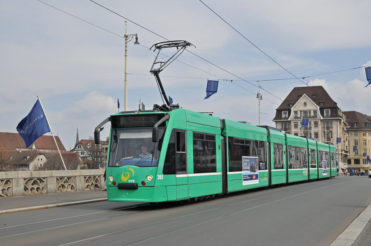 Be 6/8 Combino 305, auf der Linie 14, überquert die Mittlere Rheinbrücke. Die Aufnahme stammt vom 27.03.2018.