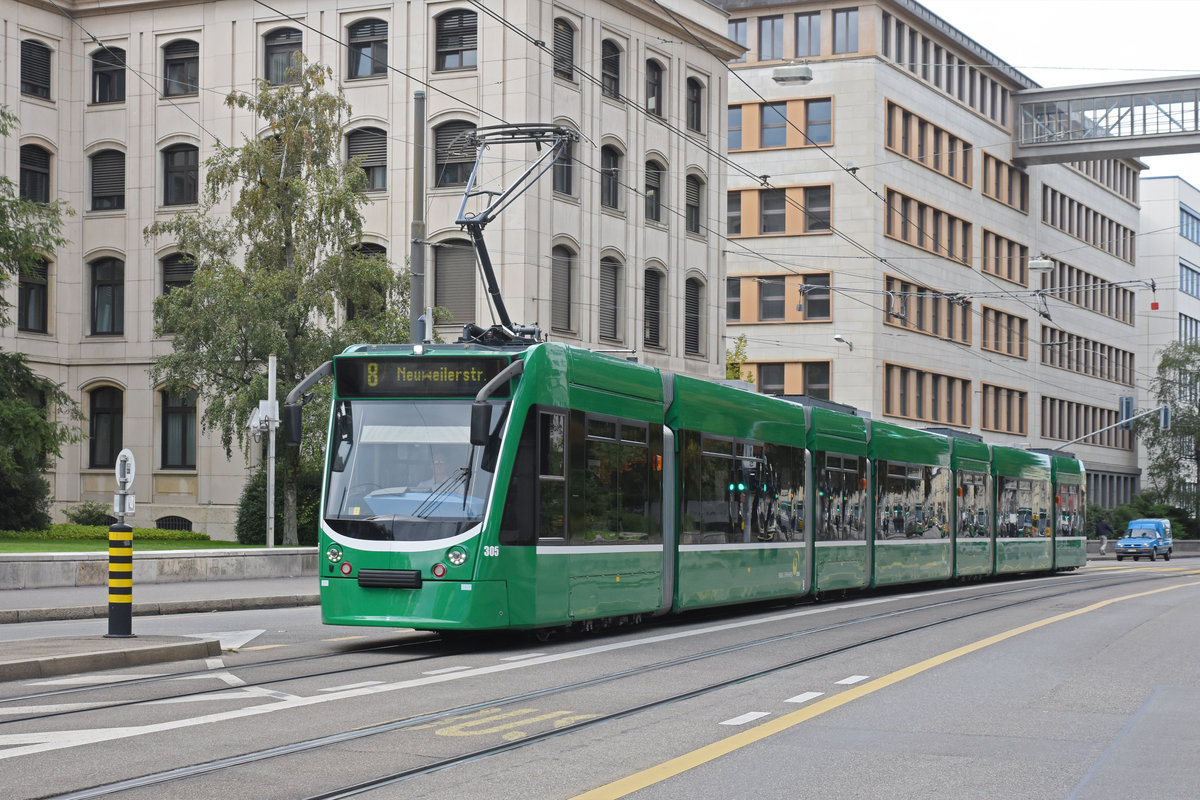 Be 6/8 Combino 305, auf der Linie 8, fährt zur Haltestelle Dreirosenbrücke. Die Aufnahme stammt vom 06.09.2018.