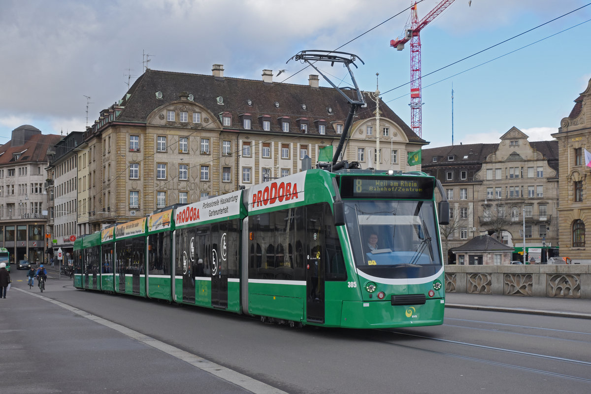 Be 6/8 Combino 305, auf der Linie 8, überquert die Mittlere Rheinbrücke. Die Aufnahme stammt vom 03.03.2020.