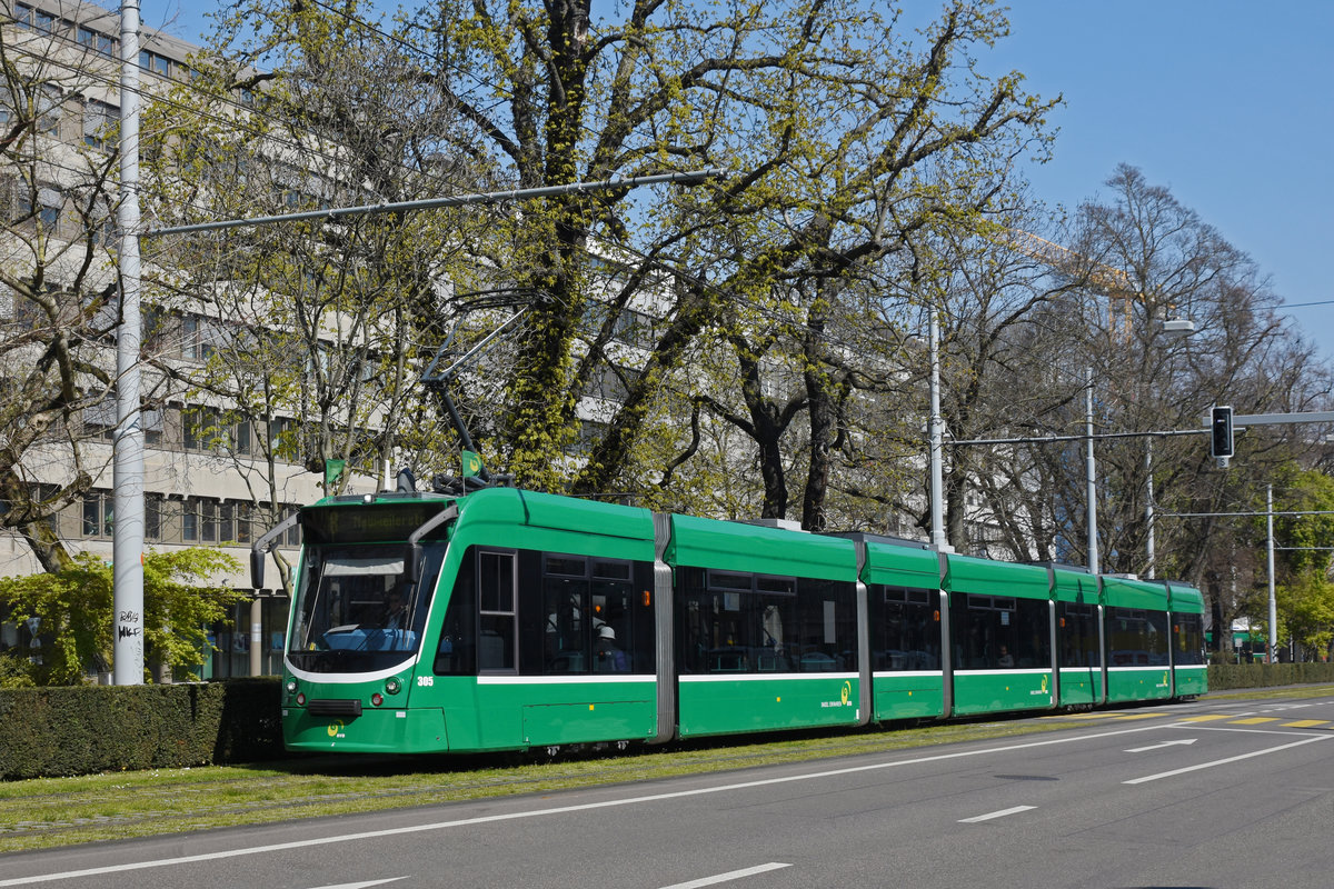 Be 6/8 Combino 305, auf der Linie 8, fährt zur Haltestelle am Bahnhof SBB. Die Aufnahme stammt vom 03.04.2020.