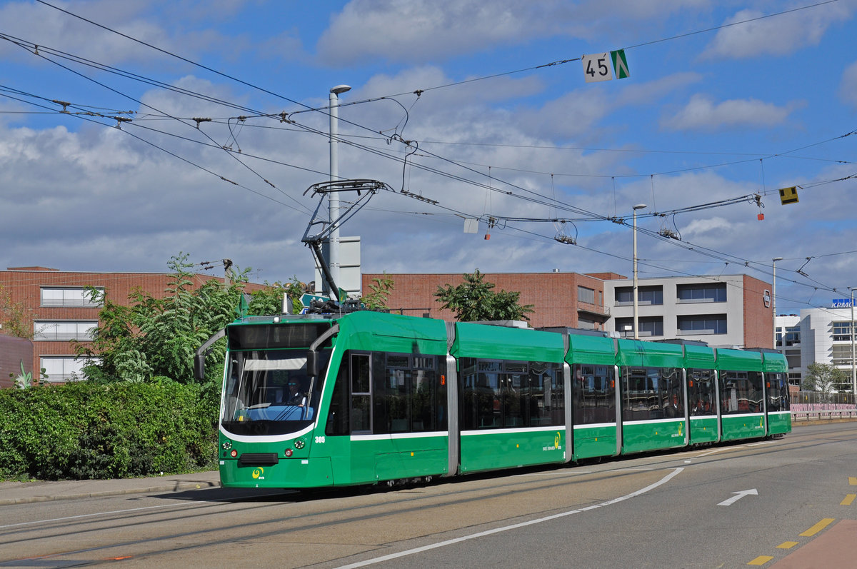 Be 6/8 Combino 305, auf der Linie 2, fährt zur Haltestelle IWB. Die Aufnahme stammt vom 04.10.2020.