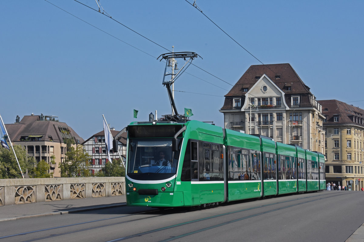 Be 6/8 Combino 305, auf der Linie 6, überquert die Mittlere Rheinbrücke. Die Aufnahme stammt vom 20.09.2020.
