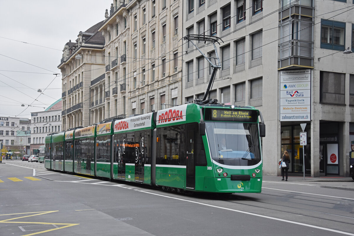 Be 6/8 Combino 305, auf der Linie 8, fährt am 03.12.2022 zur Haltestelle am Bahnhof SBB.