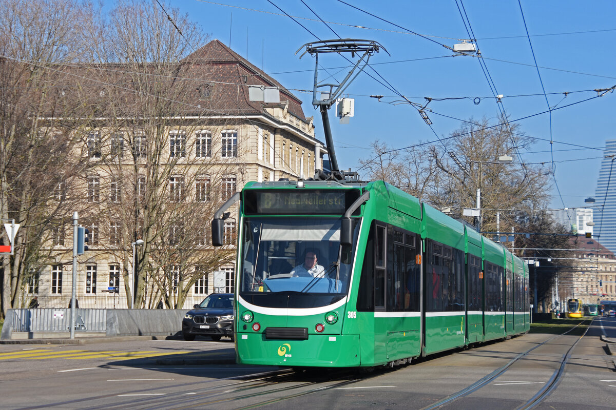 Be 6/8 Combino 305, auf der Linie 8, fährt am 14.02.2023 zur Haltestelle am Bahnhof SBB.