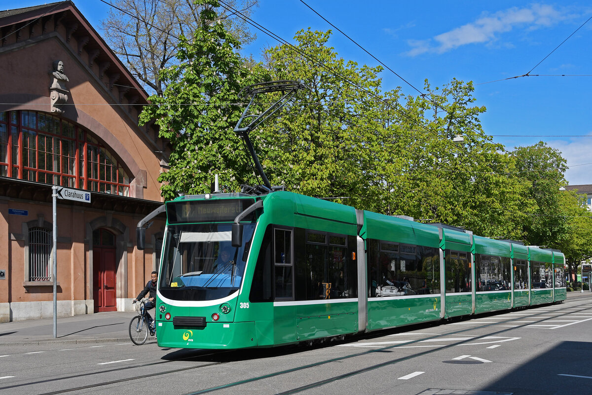 Be 6/8 Combino 305, auf der Linie 8, fährt am 21.04.2023 zur Haltestelle Claraplatz.
