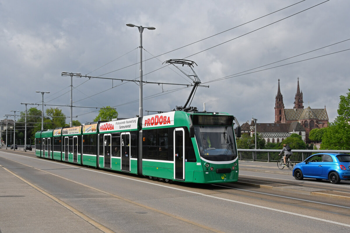 Be 6/8 Combino 305, auf der wegen einer Grossbaustelle am Steinenberg umgeleiteten Linie 8, überquert am 15.04.2024 die Wettsteinbrücke.